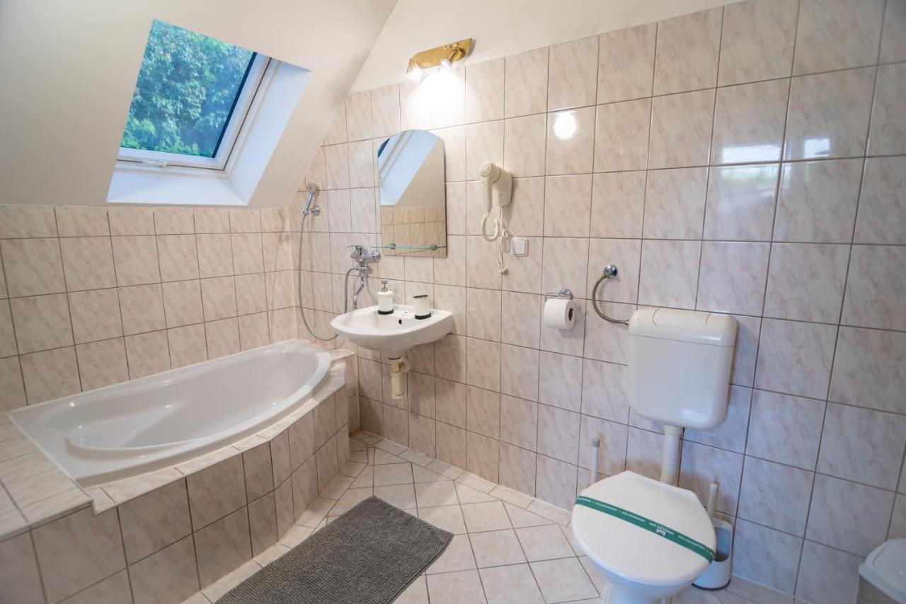 Mikulov - Inn - Hotel S Vinnym Sklepem Venuse מראה חיצוני תמונה