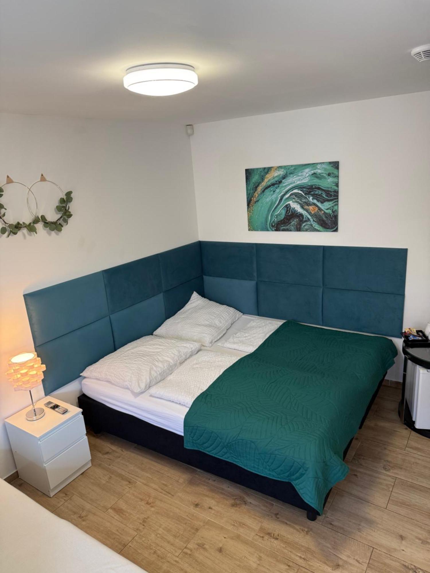 Mikulov - Inn - Hotel S Vinnym Sklepem Venuse מראה חיצוני תמונה